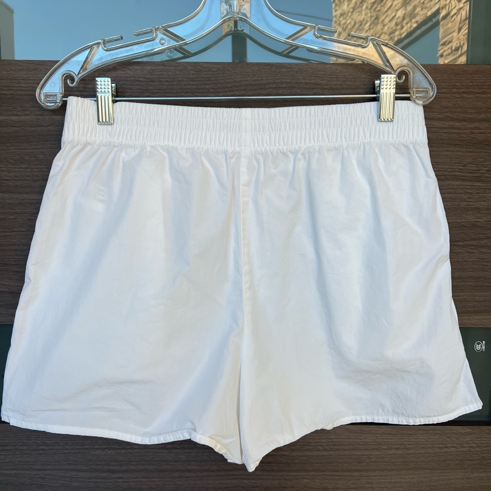 White BABATON Women's Shorts from Aritzia Size M - Picture 3 of 5